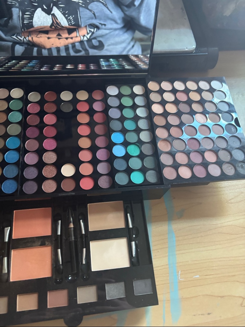 Eyeshadow Palette Set in Multi-Color - Versatile Makeup Collection - Picture 4 of 5